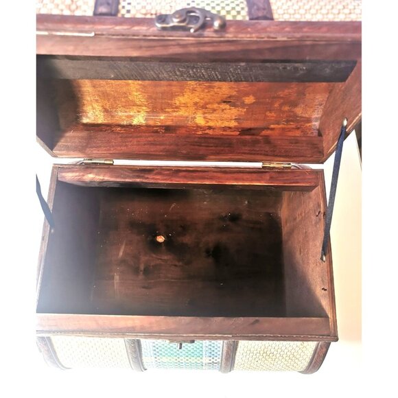 Storage Chest / Display Chest Vintage Wicker Clasp Closure - Picture 10 of 13